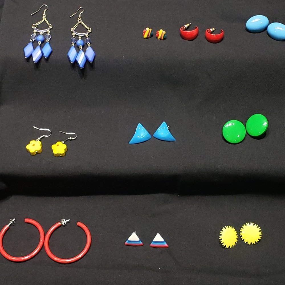 LOT OF 10 SETS OF EARRINGS RED BLUE YELLOW GREEN